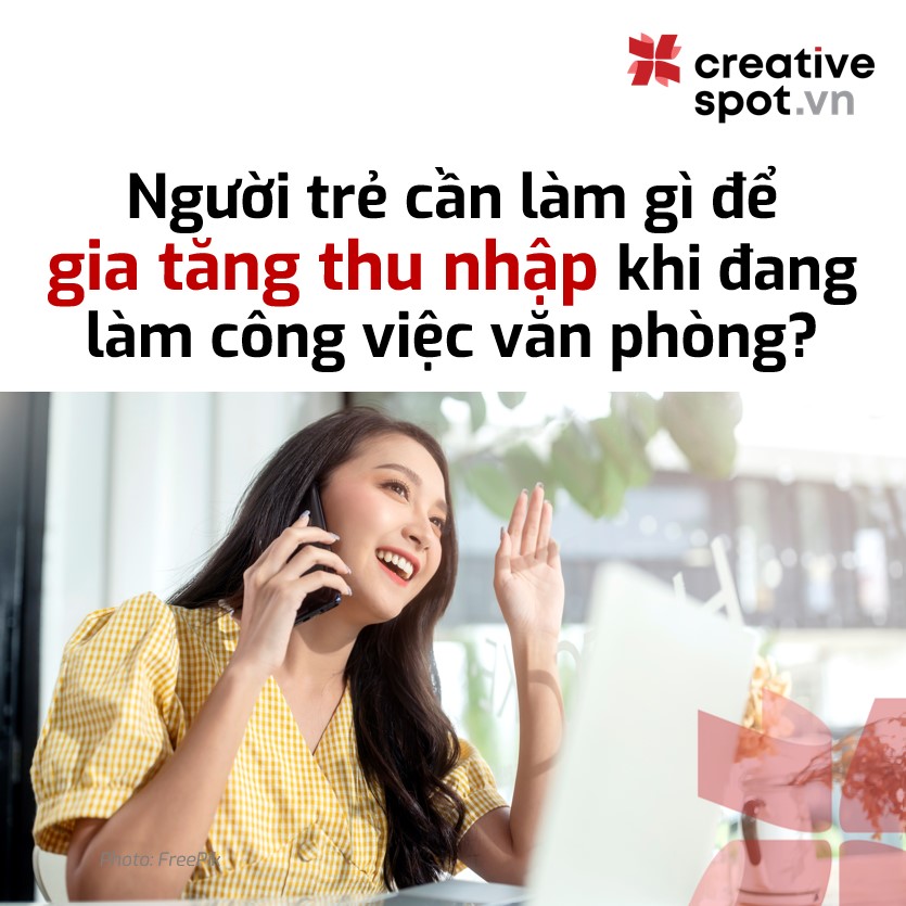 Nữ nhân viên văn phòng đang rất háo hứng làm việc và nói chuyện điện thoại.