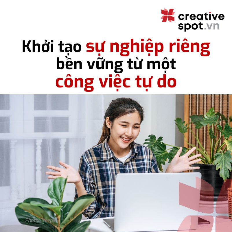 Một bạn nữ ngồi trước máy tính vui vẻ tương tác thông qua một cuộc họp online.